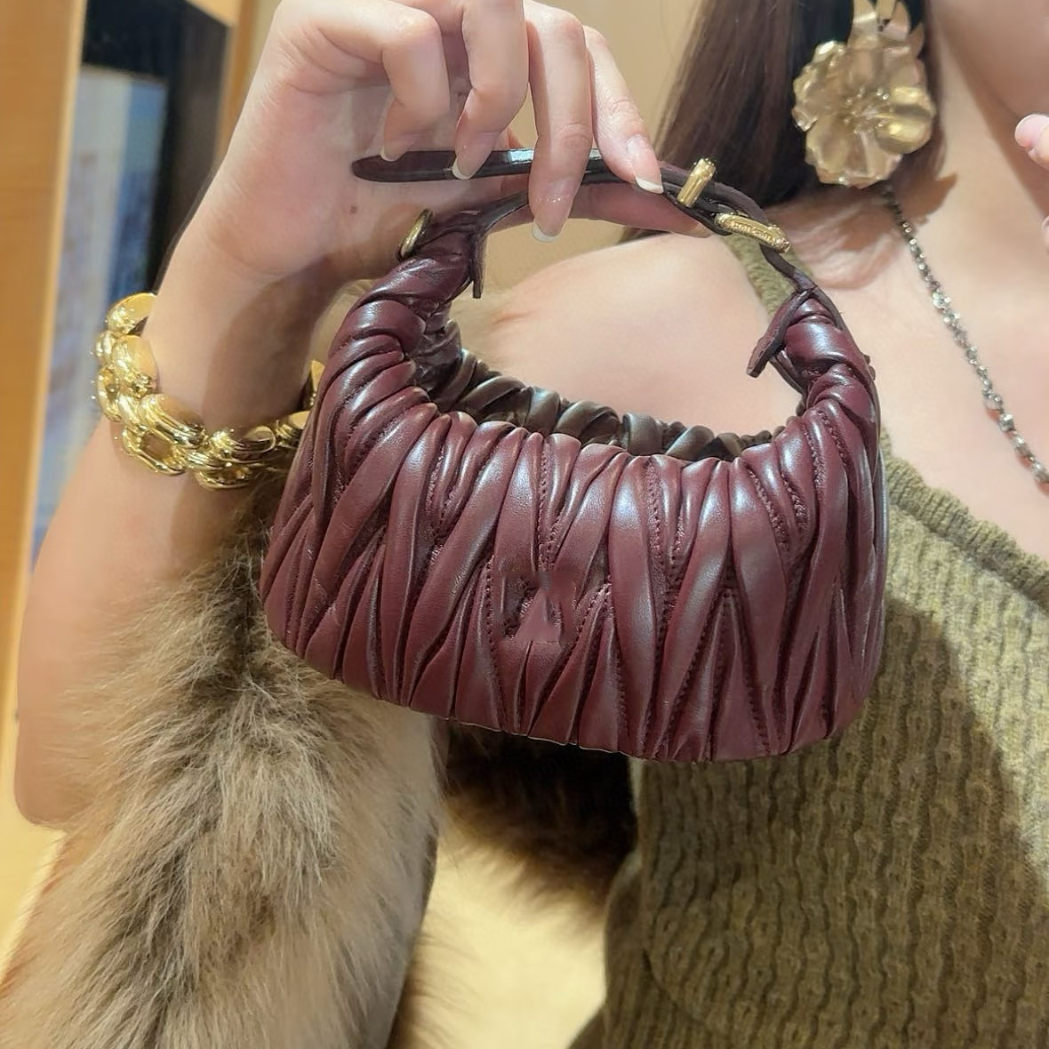 M127981 Summer wrinkled leather handbag underarm bag new 2025 advanced cloud shoulder versatile fashion crescent bag