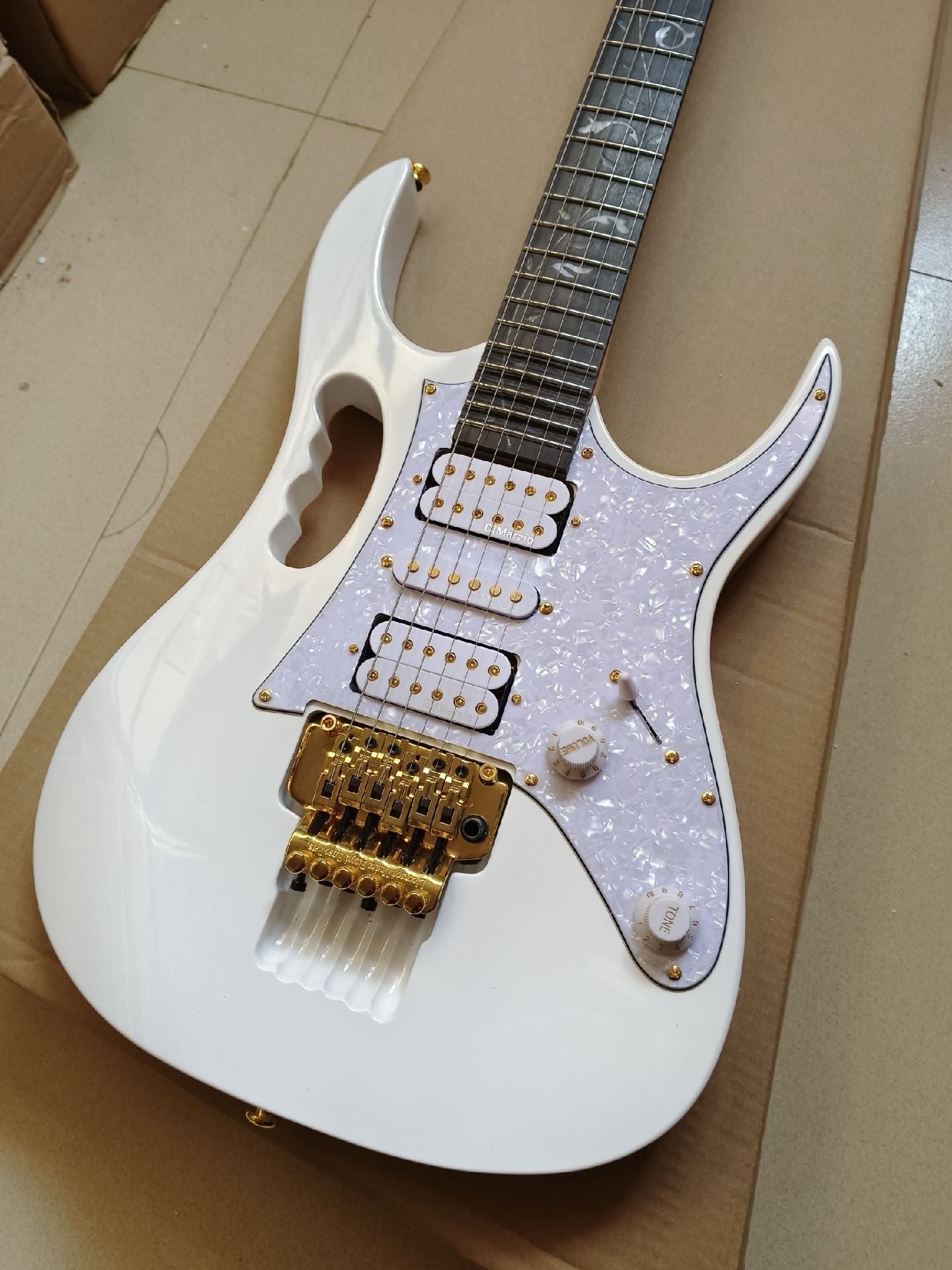 Sleek Superstrat-Style Guitar: Glossy White Finish, Sparkly Pickguard & Gold Double-Locking Tremolo