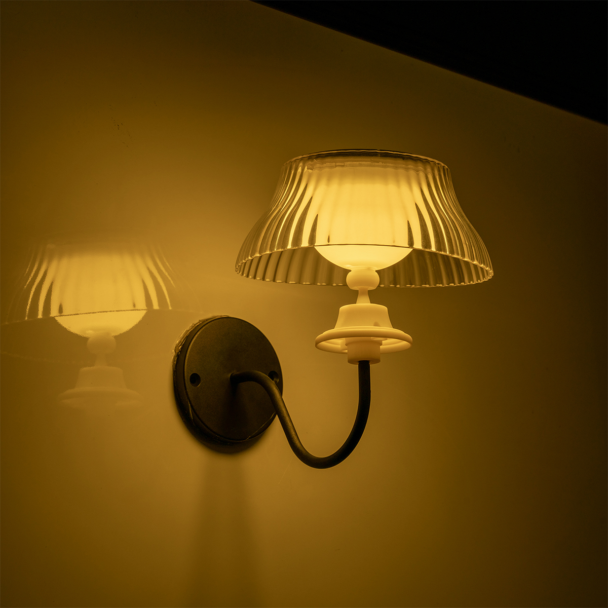 Solar-Powered LED Scallop Lamp Lights (Set of 2)